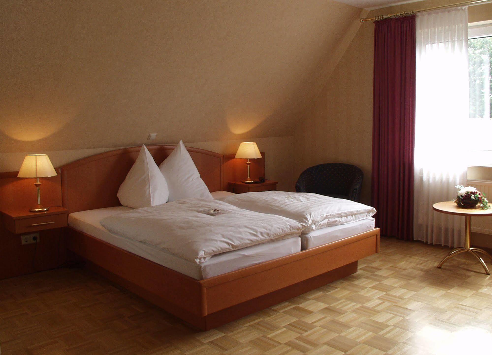 Zur Linde Hotel Heede Exterior photo